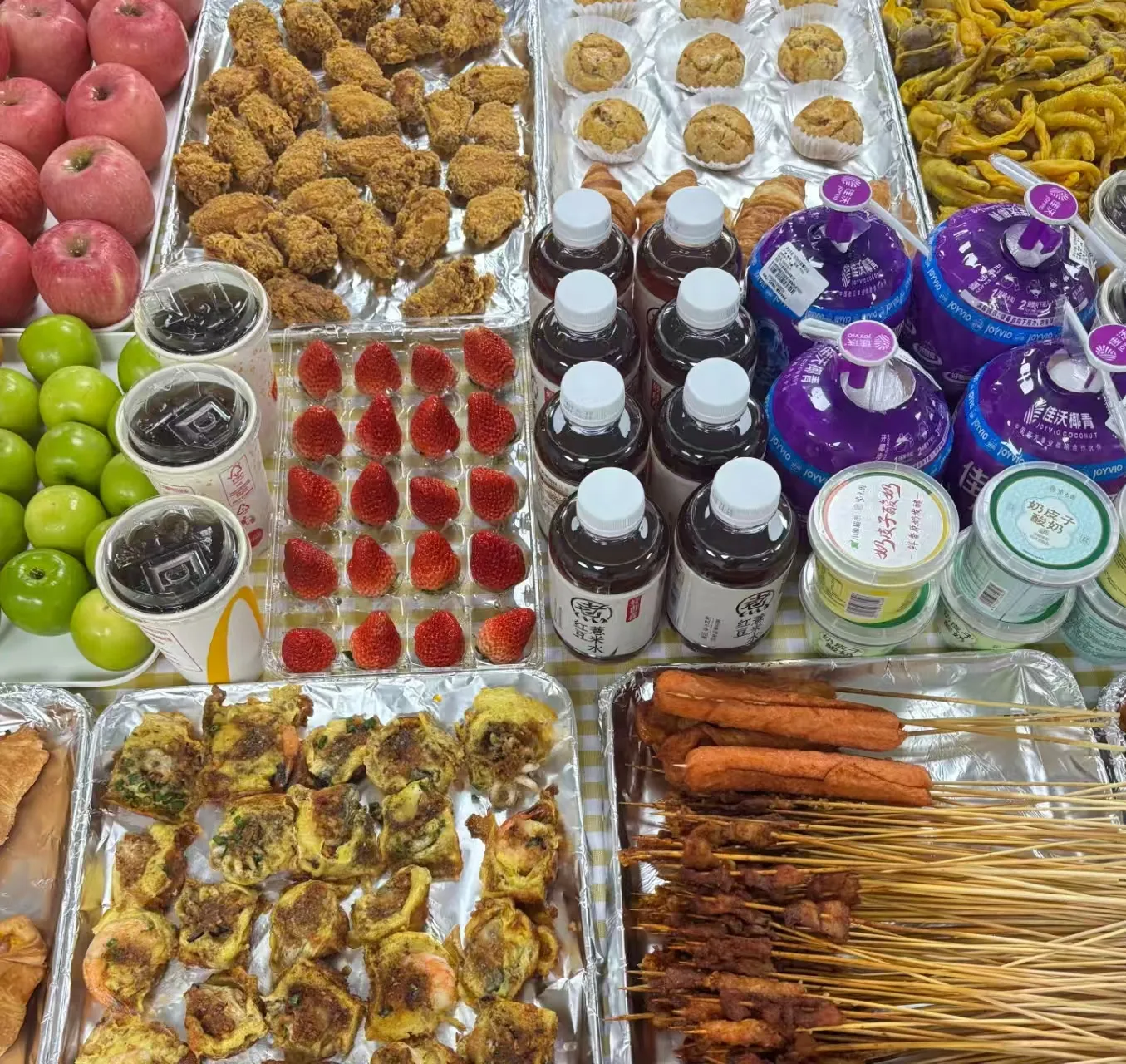Gebratenes Hähnchen, frisches Obst und 30 Minuten reines Lachen